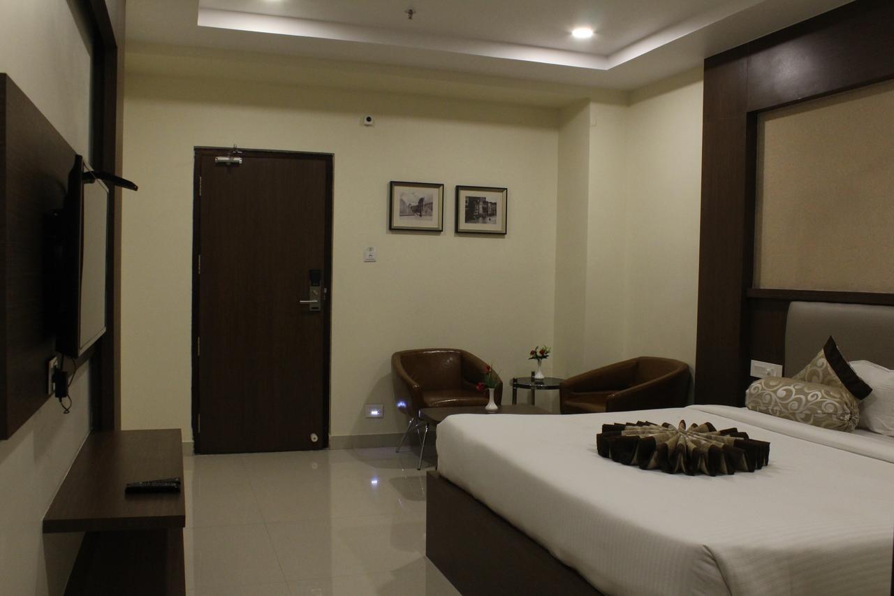 Hotel Grand Gayathri Khammam Exterior foto