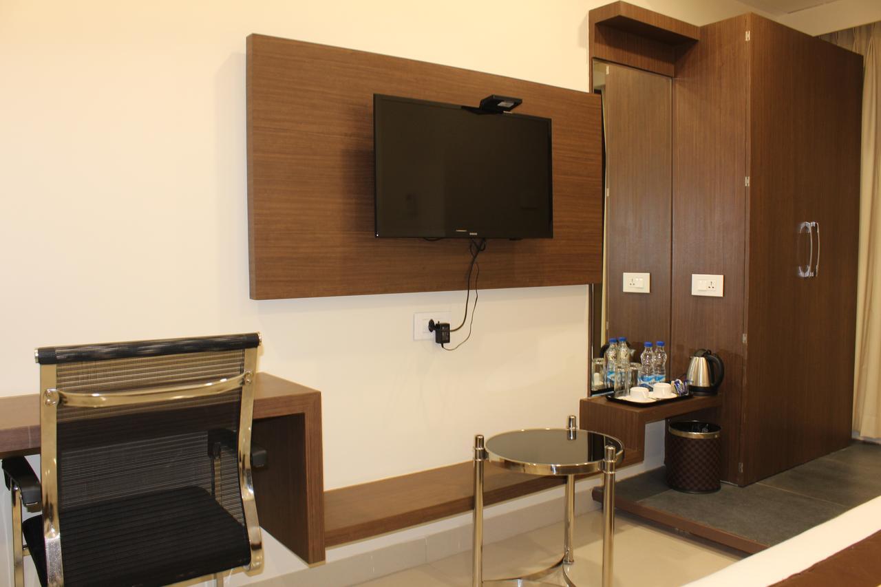 Hotel Grand Gayathri Khammam Exterior foto