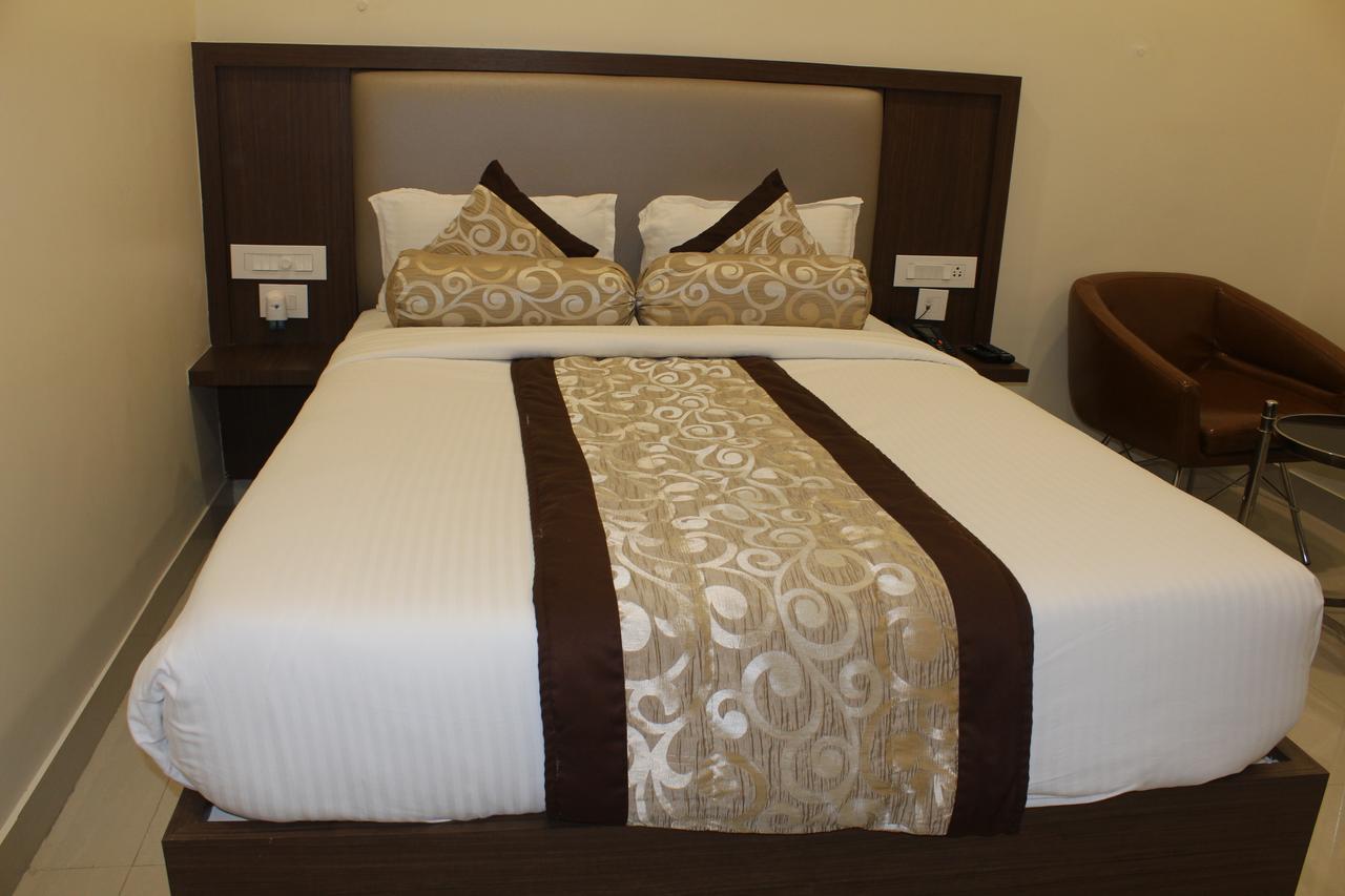Hotel Grand Gayathri Khammam Exterior foto