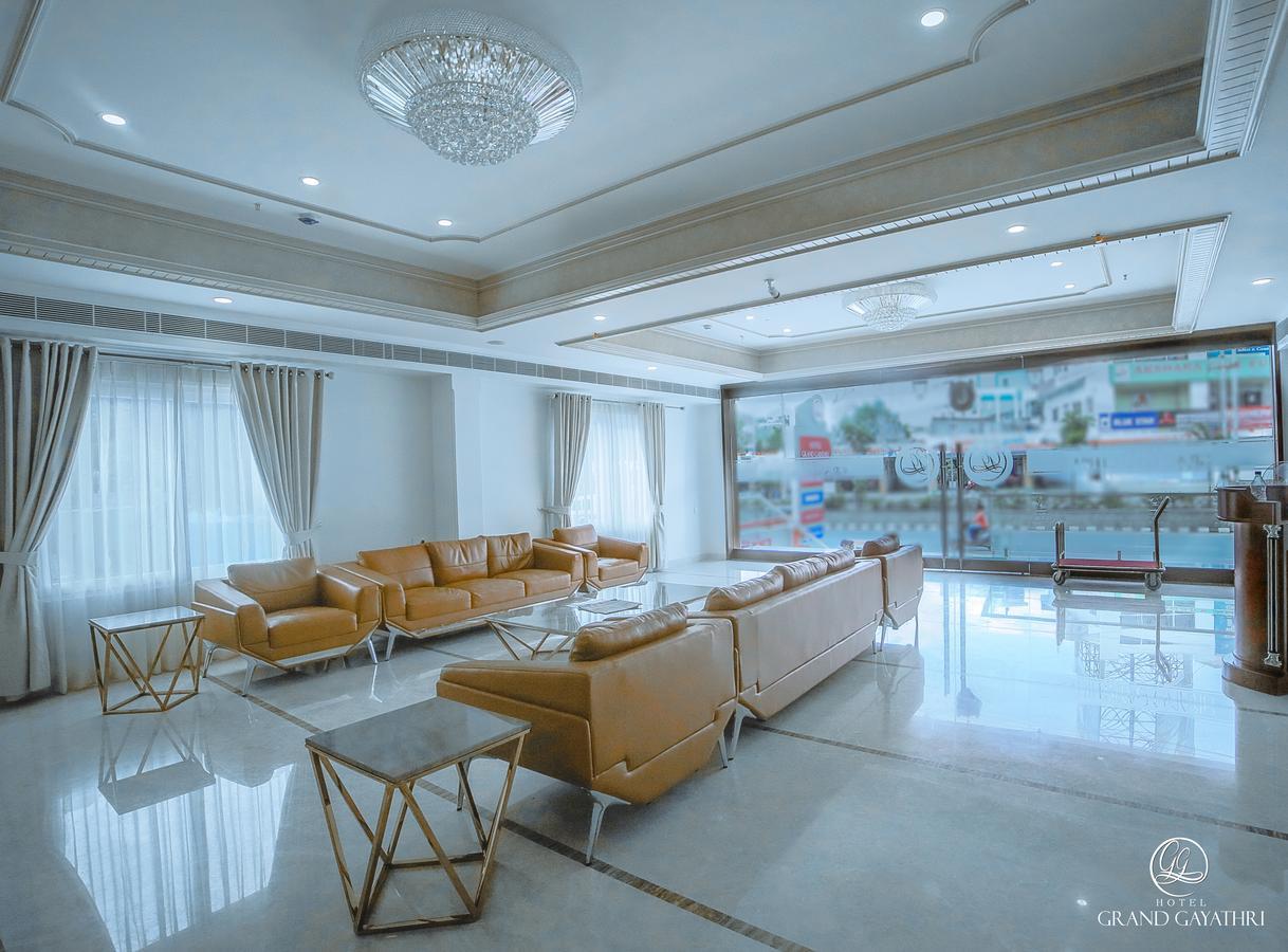 Hotel Grand Gayathri Khammam Exterior foto